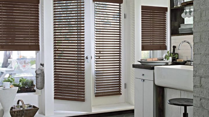 Hunter Douglas Parkland® Wood Blinds decorating kitchen windows and door near Wayne, Fairfield, and Paramus, New Jersey (NJ)